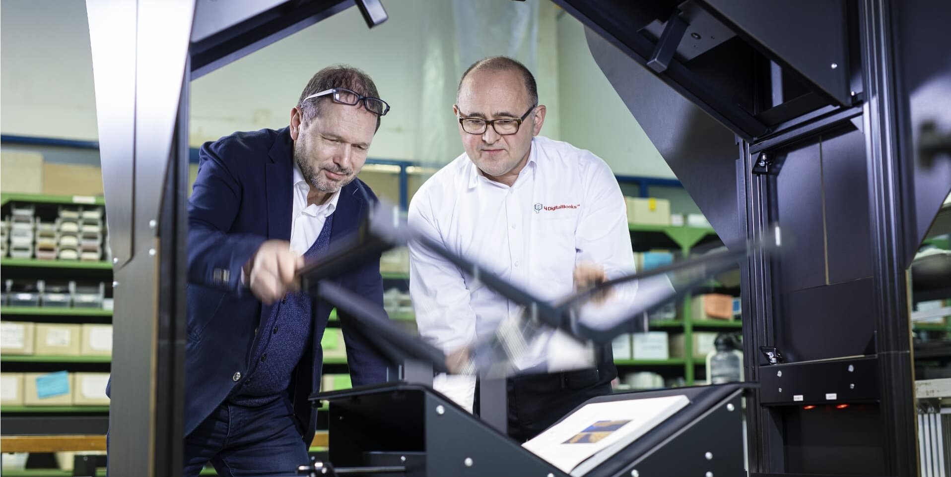 Franke-Berater Christoph Gschwind (l.) und Geschäftsführer Ivo Iossiger testen einen halbautomatischen Buchscanner von 4DigitalBooks